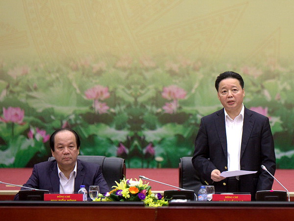 Bộ trưởng Bộ Tài nguyên và Môi trường Trần Hồng Hà (đứng) trong buổi làm việc với Tổ công tác của Thủ tướng Chính phủ