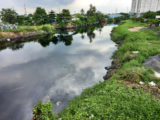 Nước chảy qua kênh Tham Lương
