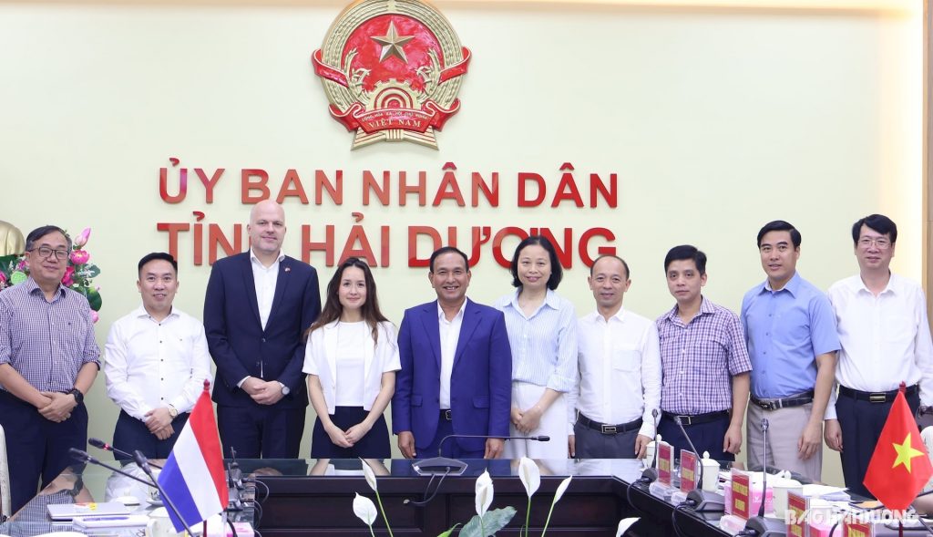 Đoàn công tác chụp ảnh kỷ niệm cùng lãnh đạo UBND tỉnh Hải Dương
