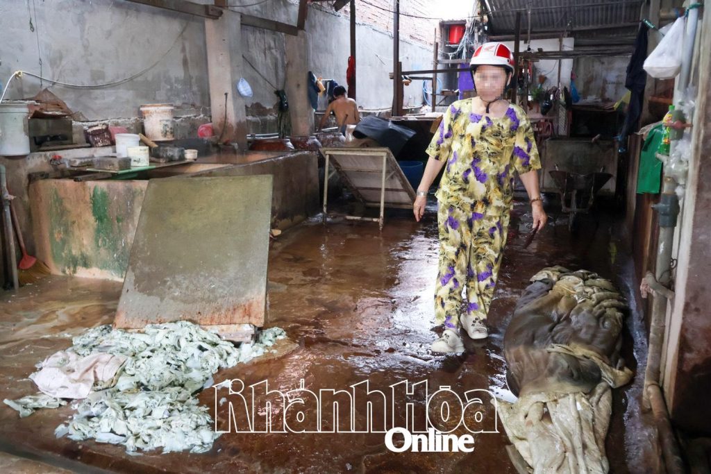 cơ sở chế biến da bò xả nước thải ra sông